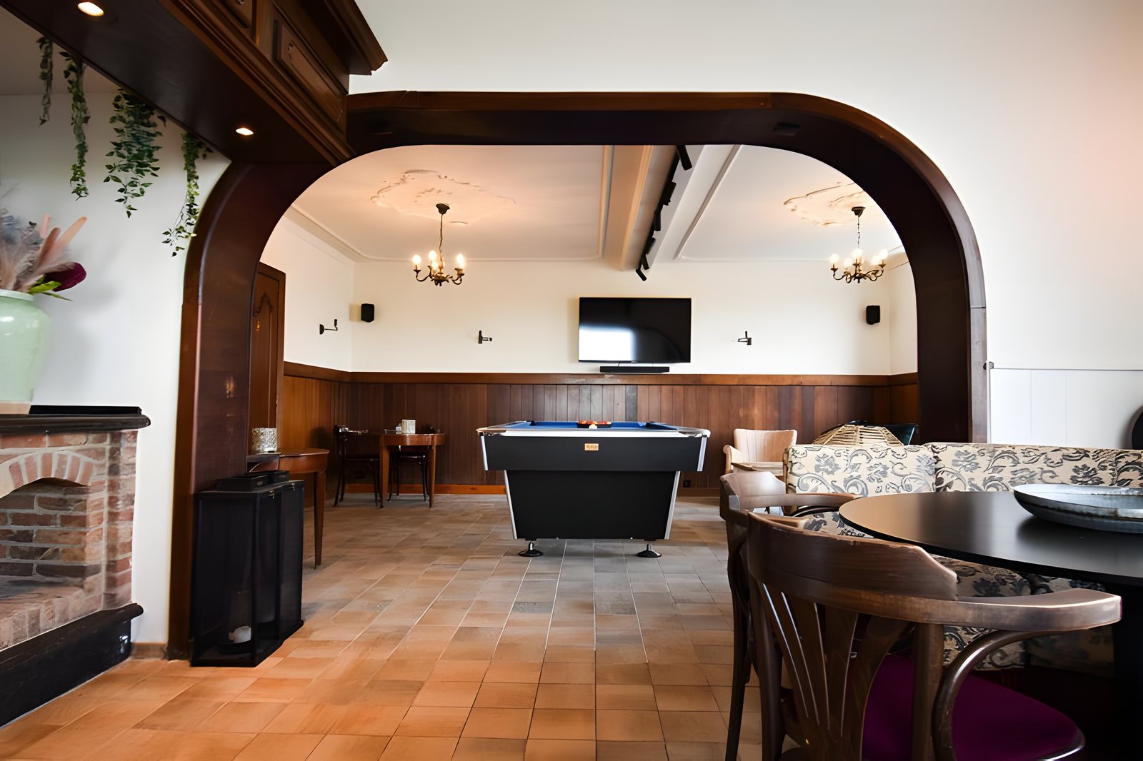 Le séjour avec billard, cheminée et bar