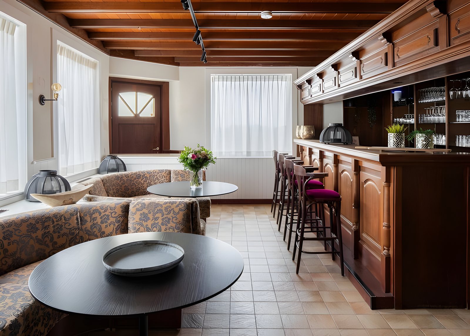 Le bar authentique avec banquettes et tabourets