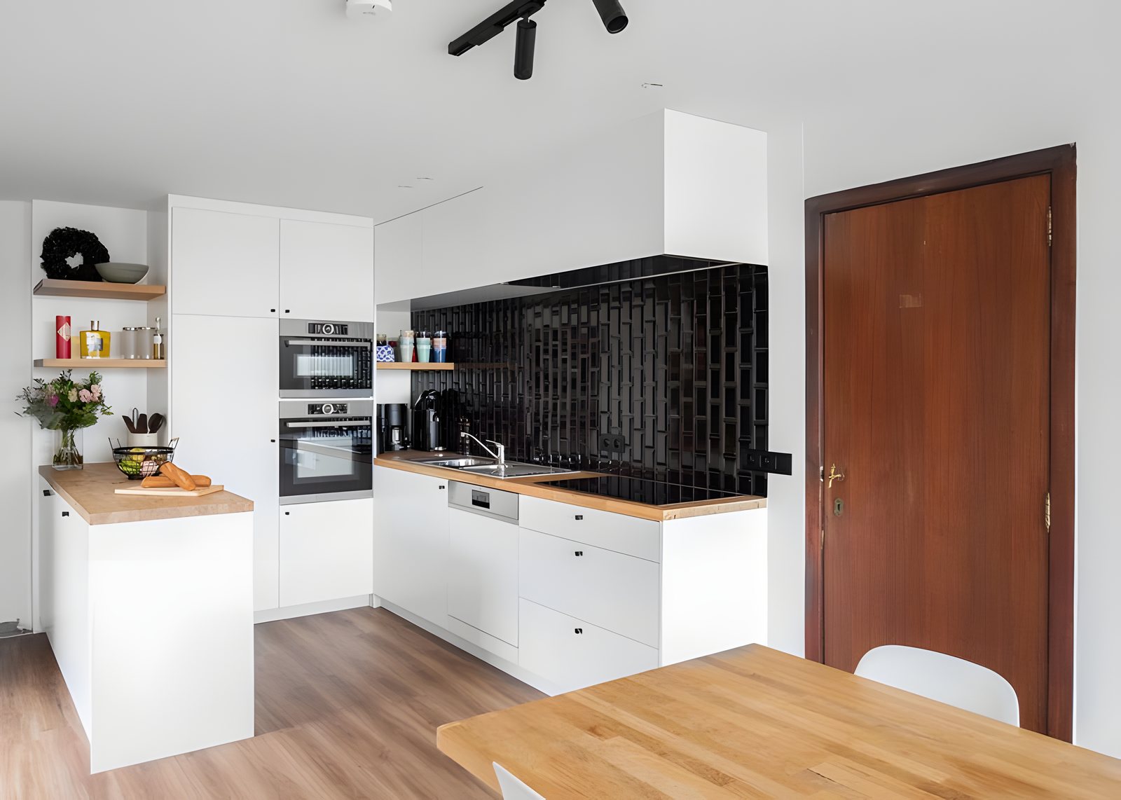 La cuisine blanche au plan de travail en bois