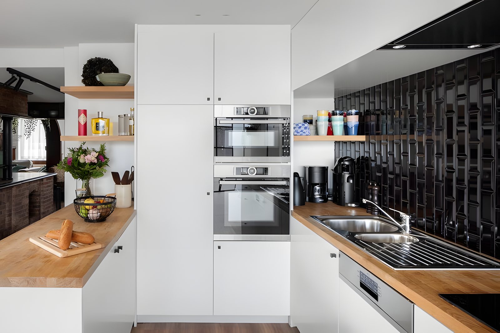 La cuisine : fours et carrelage noir