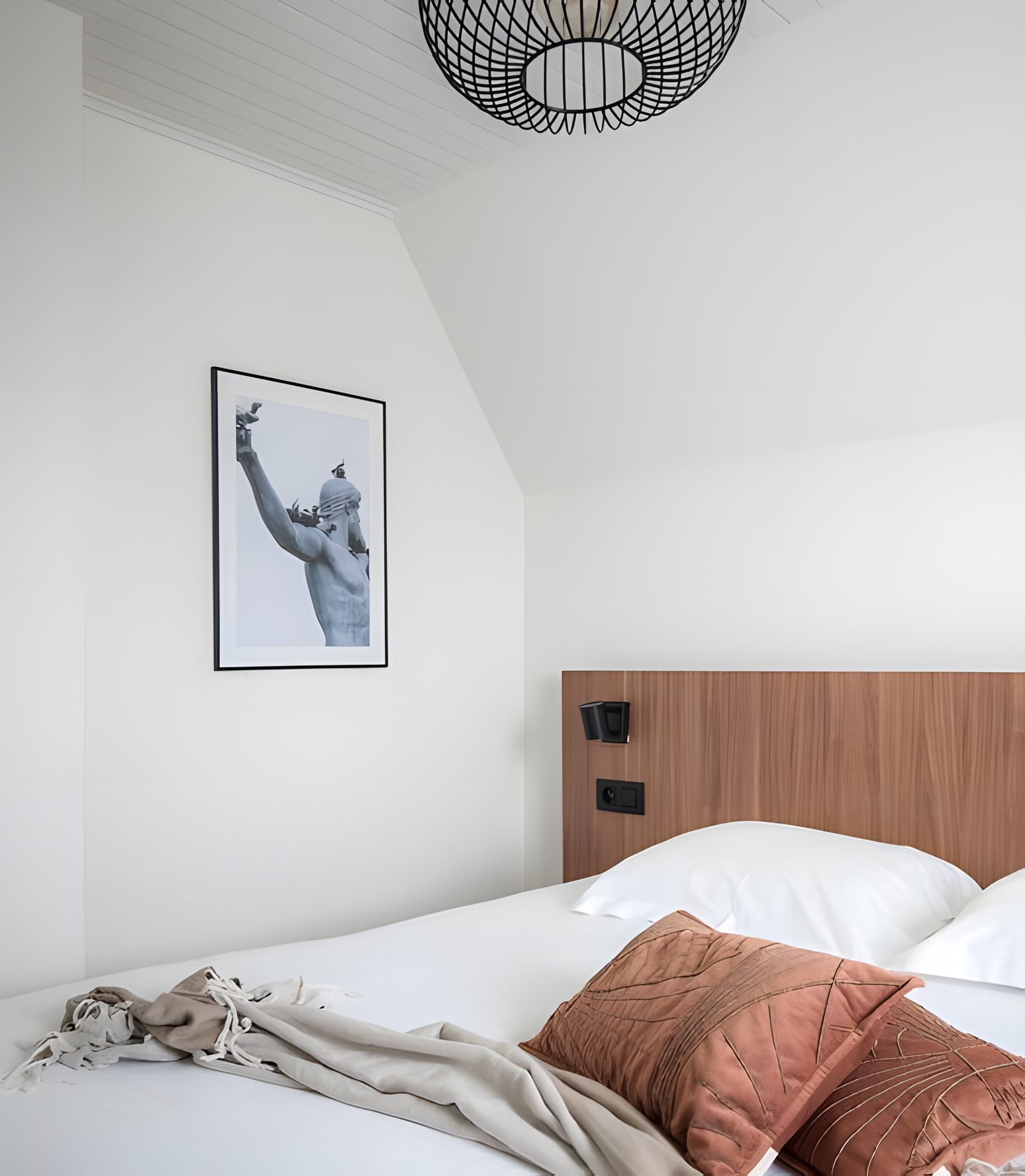 Chambre sous le toit, avec une affiche d’art